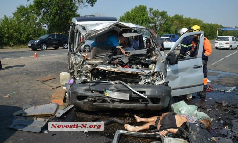 Под Николаевом «Мерседес» врезался в грузовик: трое погибших, среди которых девочка 6 лет | Корабелов.ИНФО image 3