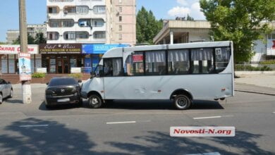 Маршрутное такси №87 в Николаеве протаранило «Мазду» | Корабелов.ИНФО image 1