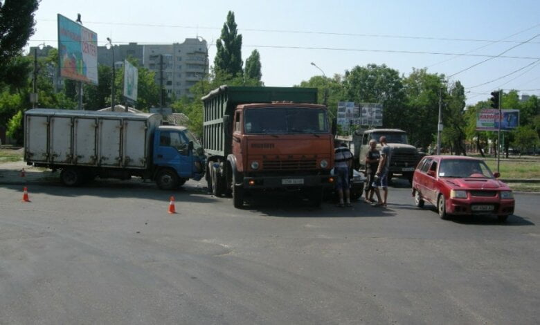 В центре Николаева столкнулись два грузовика | Корабелов.ИНФО
