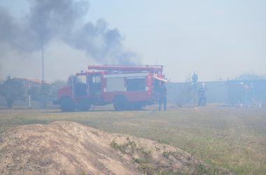 Снова масштабный пожар в Витовском районе: огонь перекинулся с сухой травы на жилой сектор | Корабелов.ИНФО image 1