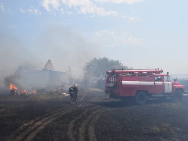 Снова масштабный пожар в Витовском районе: огонь перекинулся с сухой травы на жилой сектор | Корабелов.ИНФО image 2