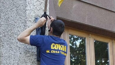 В Николаеве «свободовцы» объявили траур по потерям на фронте, повязав черные ленточки на флагштоках и двери мэра | Корабелов.ИНФО image 1