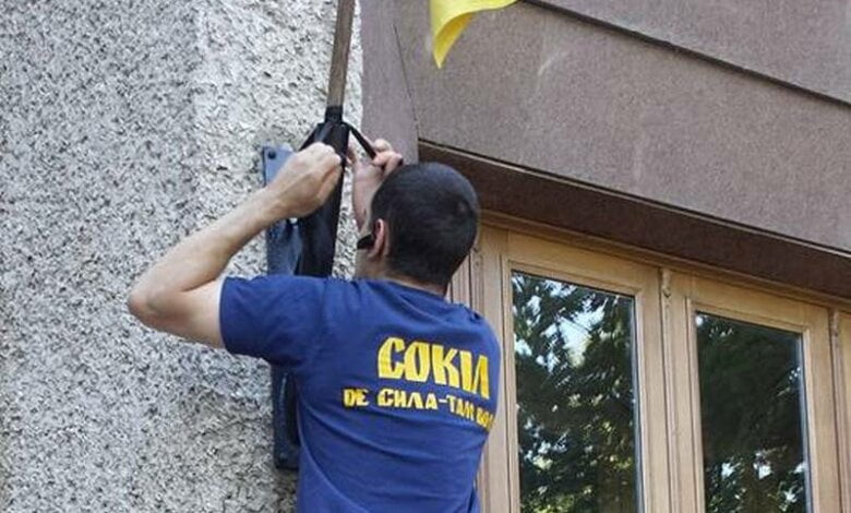 В Николаеве «свободовцы» объявили траур по потерям на фронте, повязав черные ленточки на флагштоках и двери мэра | Корабелов.ИНФО image 1