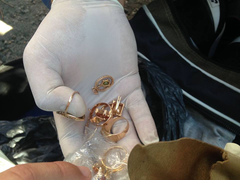 В Николаевской области во время задержания подозреваемых в разбойном нападении один из злоумышленников порезал себе живот | Корабелов.ИНФО image 2