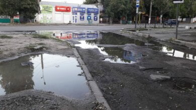 "Чиновники думают, что это удобно?" В Корабельном районе - огромные выбоины на пути в детскую школу искусств | Корабелов.ИНФО image 1