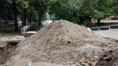 "Вырыли и забыли: во дворе "многоэтажки" в Корабельном районе месяц зияет яма, но никакие работы там не ведутся", - жители | Корабелов.ИНФО image 2