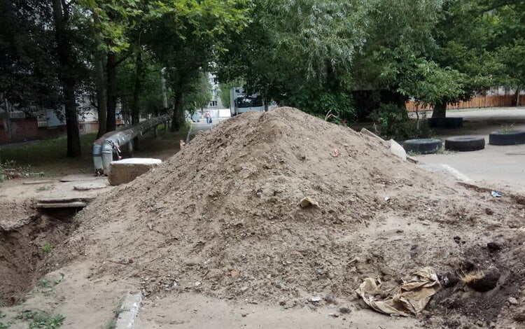 "Вырыли и забыли: во дворе "многоэтажки" в Корабельном районе месяц зияет яма, но никакие работы там не ведутся", - жители | Корабелов.ИНФО image 2