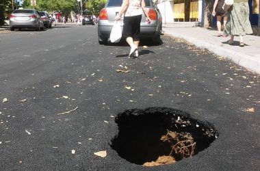 "Управленческий дебилизм": новый асфальт в Корабельном районе не простоял и недели: его вскрыли для ремонта труб | Корабелов.ИНФО image 1