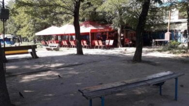 С попустительства местной власти в сквере Корабельного района растет количество "пивнушек", а не зелени | Корабелов.ИНФО image 1