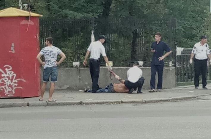 Лікар біг по вулиці в Корабельному районі за скровавленим чоловіком, який втік з лікарні | Корабелов.ИНФО image 2