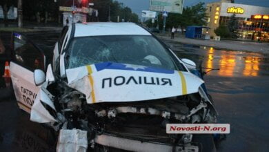В Николаеве патрульный автомобиль врезался в столб: двое полицейских в больнице | Корабелов.ИНФО