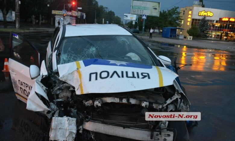 В Николаеве патрульный автомобиль врезался в столб: двое полицейских в больнице | Корабелов.ИНФО