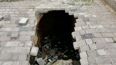 На Набережной Николаева провалился тротуар, образовав котлован посреди пешеходной зоны | Корабелов.ИНФО