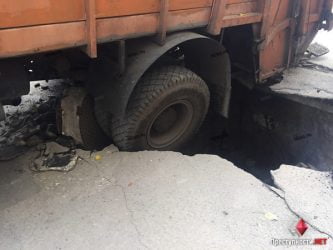В Корабельном районе еще один мусоровоз провалился под асфальт (ВИДЕО) | Корабелов.ИНФО образ 3