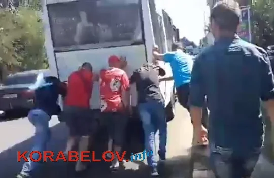 Пассажирам пришлось толкать "маршрутку", ехавшую в Корабельный район Николаева | Корабелов.ИНФО