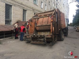 В Корабельном районе еще один мусоровоз провалился под асфальт (ВИДЕО) | Корабелов.ИНФО образ 1
