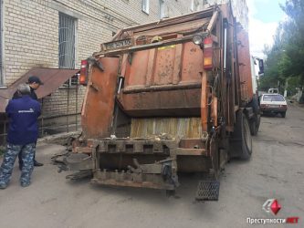 В Корабельном районе еще один мусоровоз провалился под асфальт (ВИДЕО) | Корабелов.ИНФО image 4