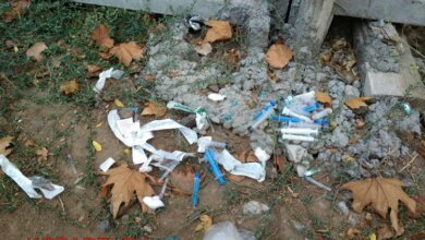 У входа в школу в Корабельном районе жители обнаружили кучу использованных шприцов. Вызов полиции не помог (ВИДЕО) | Корабелов.ИНФО образ 3