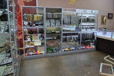 "Охоронці заснули та нічого не чули", - поліція про крадіжку сейфів з ювелірного магазину в ТЦ "Таврія В" у Корабельному | Корабелов.ИНФО image 9