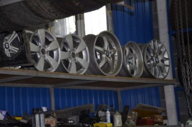 Справжній цвинтар автомобілів «BMW» виявили оперативники у Миколаєві (ВІДЕО) | Корабелов.ИНФО image 1