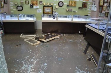 "Охоронці заснули та нічого не чули", - поліція про крадіжку сейфів з ювелірного магазину в ТЦ "Таврія В" у Корабельному | Корабелов.ИНФО image 10