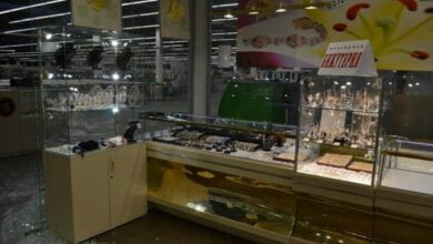 "Охоронці заснули та нічого не чули", - поліція про крадіжку сейфів з ювелірного магазину в ТЦ "Таврія В" у Корабельному | Корабелов.ИНФО image 1