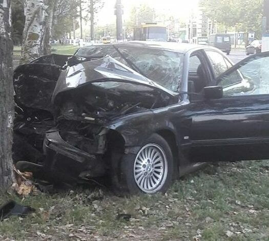 23-річний водій BMW у Миколаєві врізався в дерево та потрапив із тяжкими пошкодженнями до лікарні | Корабелов.ИНФО image 1