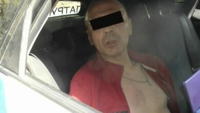 Нетверезий чоловік у Миколаєві жбурляв скляні пляшки з балкона в сусідів та погрожував влаштувати вибух будинку | Корабелов.ИНФО image 1