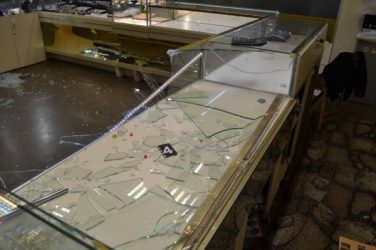 "Охоронці заснули та нічого не чули", - поліція про крадіжку сейфів з ювелірного магазину в ТЦ "Таврія В" у Корабельному | Корабелов.ИНФО image 2