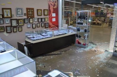 "Охоронці заснули та нічого не чули", - поліція про крадіжку сейфів з ювелірного магазину в ТЦ "Таврія В" у Корабельному | Корабелов.ИНФО image 8