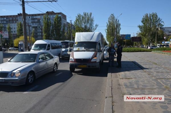 "Маршрутка" №1 в центре Николаева сбила мотоциклиста | Корабелов.ИНФО образ 3