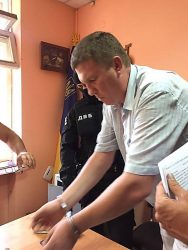 Пойманный на взятке подполковник - экс-заместитель начальника Корабельного райотдела полиции Виталий Данич (ВИДЕО) | Корабелов.ИНФО image 4