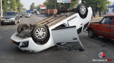 После столкновения с «ВАЗ-2101» в Николаеве «Renault» перевернулся на крышу, водитель госпитализирован | Корабелов.ИНФО image 3