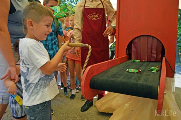 Первый заработок, масса эмоций... Дети от 2-х лет в Николаеве выбирали себе будущую работу на фестивале «Місто професій» | Корабелов.ИНФО image 15