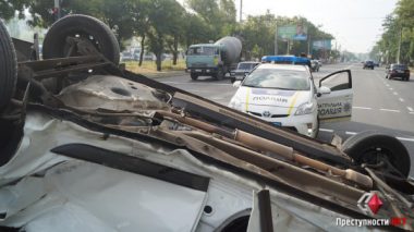 После столкновения с «ВАЗ-2101» в Николаеве «Renault» перевернулся на крышу, водитель госпитализирован | Корабелов.ИНФО image 6