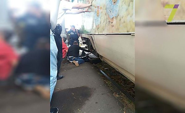 В Одессе девушка попала под трамвай – ей отрезало обе ноги | Корабелов.ИНФО image 3