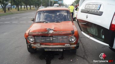 После столкновения с «ВАЗ-2101» в Николаеве «Renault» перевернулся на крышу, водитель госпитализирован | Корабелов.ИНФО image 5