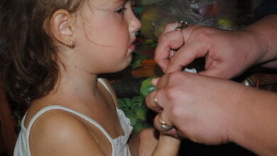 1-річний хлопчик застряг у табуреті, рука дівчинки - у вмивальнику. Малечу виручали миколаївські рятувальники (ВІДЕО) | Корабелов.ИНФО image 1