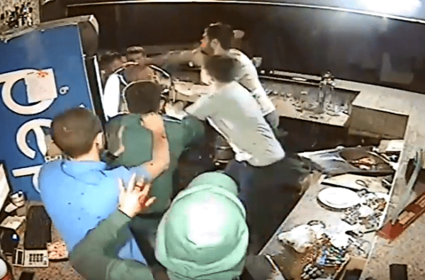 Драка между подростками и АТОшником в ночном клубе Корабельного района (видео) | Корабелов.ИНФО image 17