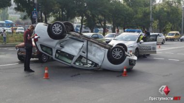 После столкновения с «ВАЗ-2101» в Николаеве «Renault» перевернулся на крышу, водитель госпитализирован | Корабелов.ИНФО image 1