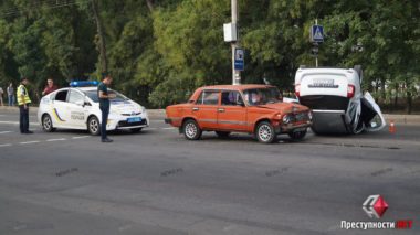 После столкновения с «ВАЗ-2101» в Николаеве «Renault» перевернулся на крышу, водитель госпитализирован | Корабелов.ИНФО image 2