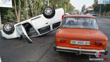 После столкновения с «ВАЗ-2101» в Николаеве «Renault» перевернулся на крышу, водитель госпитализирован | Корабелов.ИНФО image 4