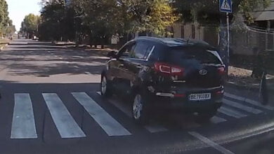 В Николаеве водитель кроссовера едва не сбил инвалида на пешеходном переходе | Корабелов.ИНФО