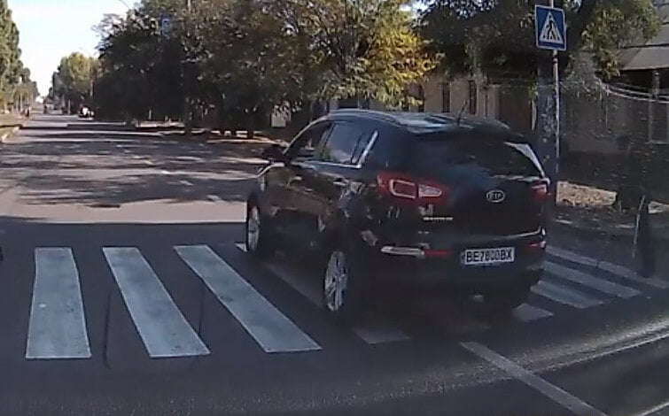 В Николаеве водитель кроссовера едва не сбил инвалида на пешеходном переходе | Корабелов.ИНФО