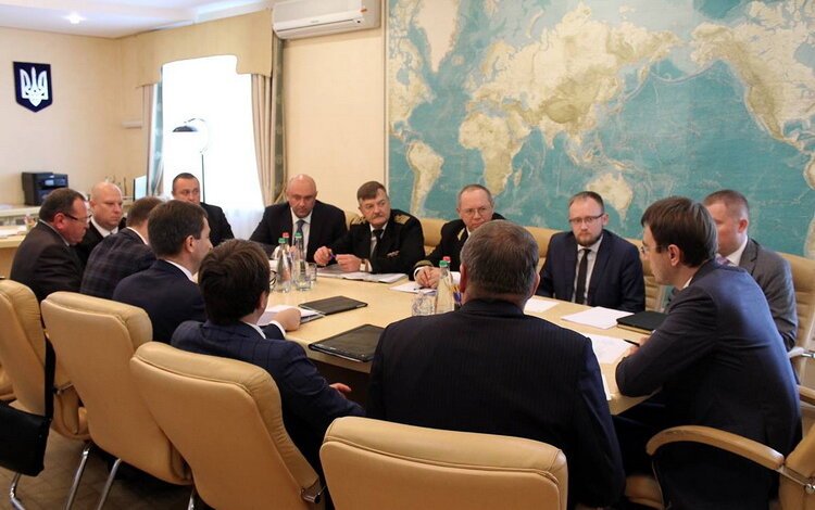 Під час візиту до Миколаєва Міністр інфраструктури України провів нараду з керівниками портів | Корабелов.ИНФО image 2