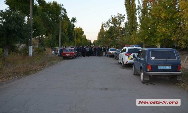 Жители Витовского района перекрыли дорогу к предприятию, которое отказывается принимать участие в ремонте дороги (Видео) | Корабелов.ИНФО image 1
