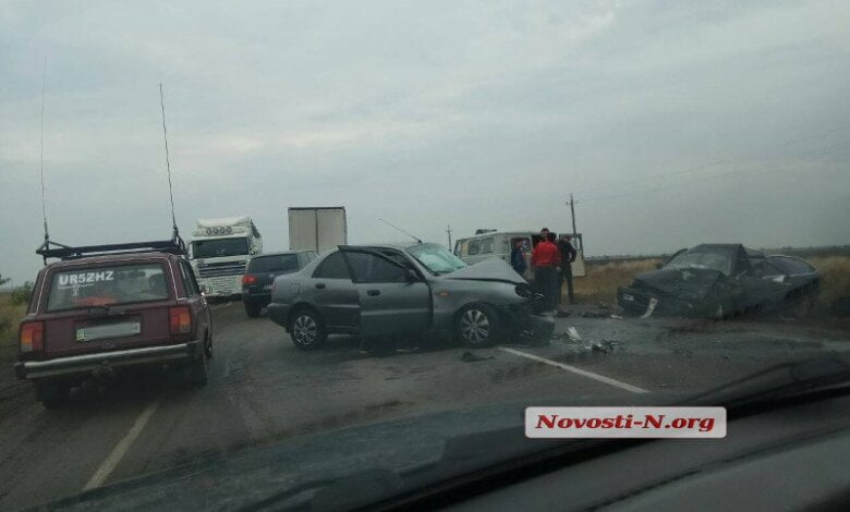 На трассе "Николаев-Херсон" автомобили столкнулись лоб в лоб: 3 человека - в тяжелом состоянии | Корабелов.ИНФО