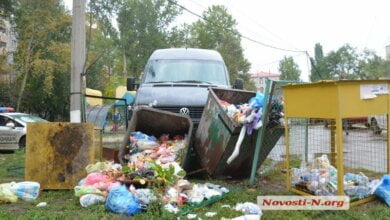 Пьяный водитель в Николаеве въехал на «Фольксвагене» в мусорные контейнеры | Корабелов.ИНФО