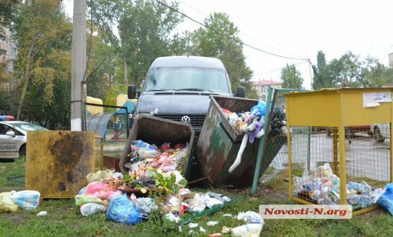 Пьяный водитель в Николаеве въехал на "Фольксвагене" в мусорные контейнеры | Корабелов.ИНФО