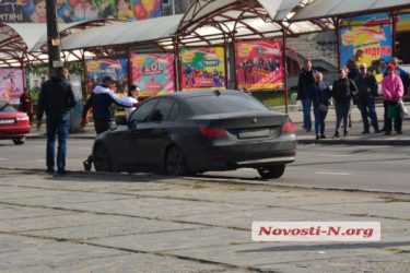 В центре Николаева "БМВ" на литовских номерах сбил женщину на "зебре" | Корабелов.ИНФО image 4